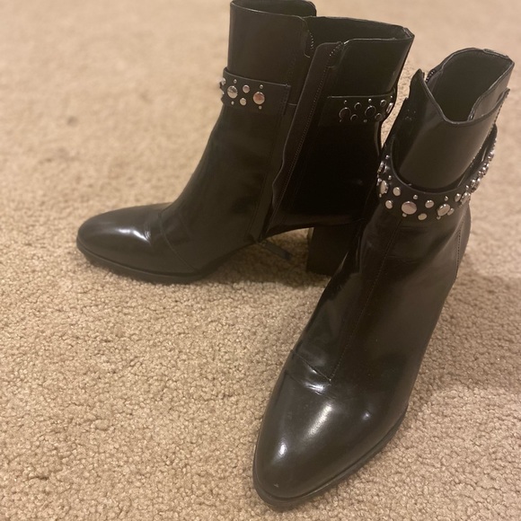 Gorgeous Charles and Keith Us size 7 booties : new, never worn. - Picture 3 of 6